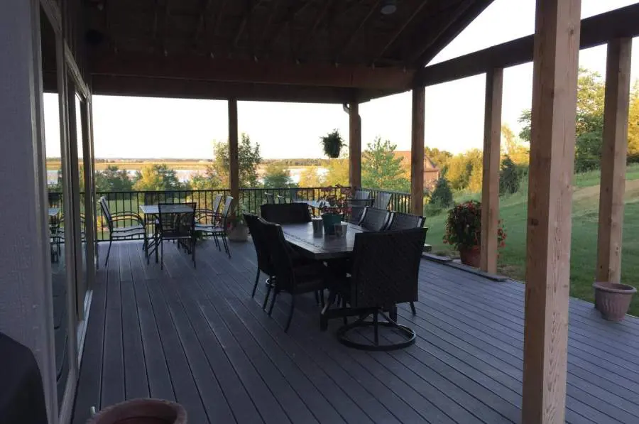 Large covered deck that seats 20.